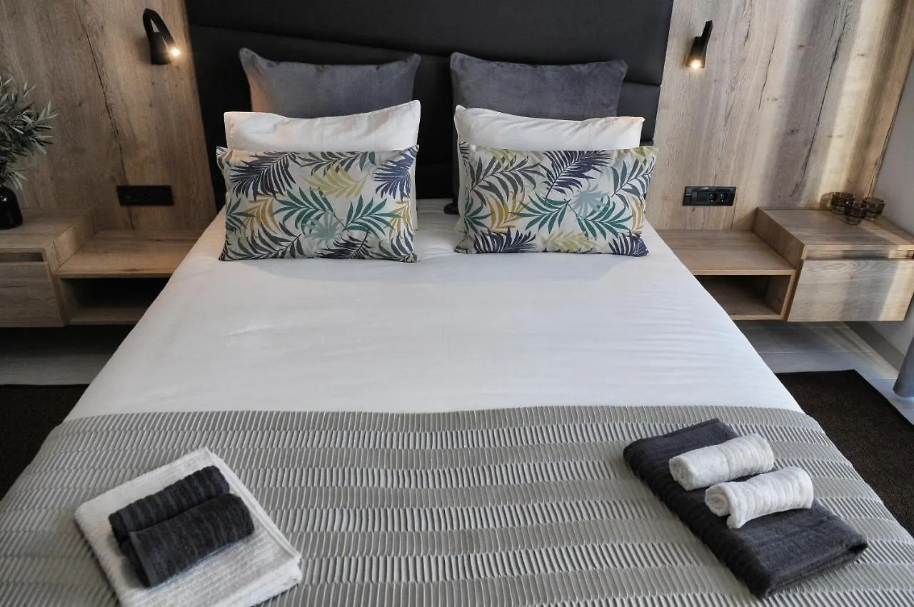 Azur Bed & Breakfast Novi Vinodolski 0*,